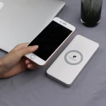 Powerbank 8000 mAH med trådløs opladning hvid